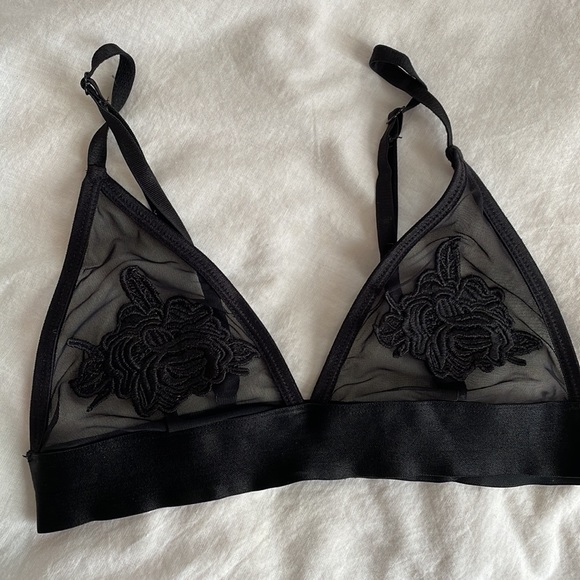 Kimchi Blue Urban Outfitters Black Sheer Triangle Bralette Flower Cover- Medium - Picture 1 of 6